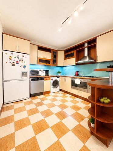 Satılır 5 otaqlı köhnə tikili 250 m², Sahil m., photo 4 from 18