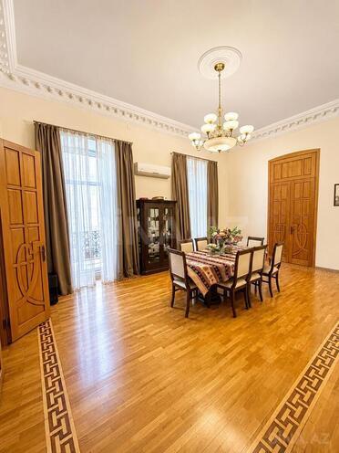 Satılır 5 otaqlı köhnə tikili 250 m², Sahil m., photo 1 from 18