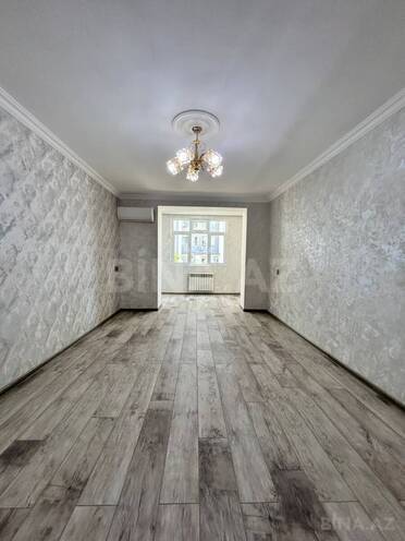 Satılır 2 otaqlı köhnə tikili 65 m², Qara Qarayev m., photo 1 from 17