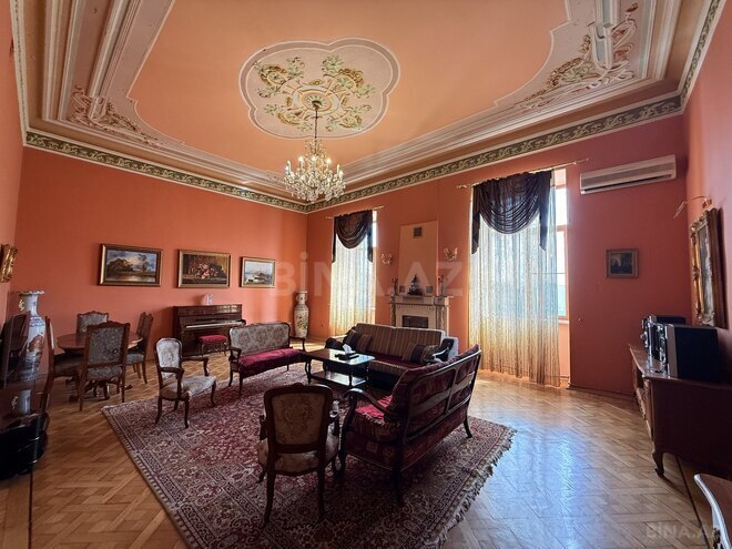 Satılır 5 otaqlı köhnə tikili 250 m², Sahil m., photo 1 from 15