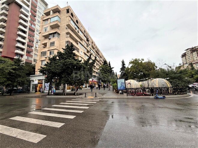 Satılır 4 otaqlı köhnə tikili 110 m², Qara Qarayev m., photo 1 from 20