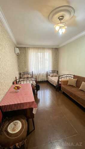 Продаётся 3-комн. вторичка 70 м², м. Ази Асланов, photo 1 from 17