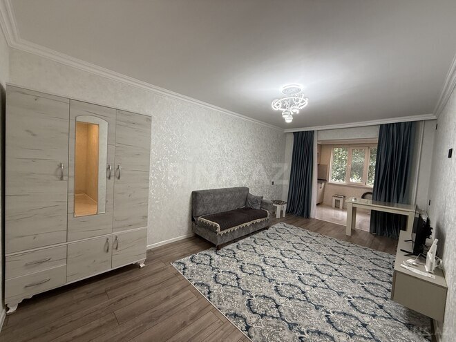 Продается 2-комн. вторичка 40 м², м. Нефтчиляр, photo 1 from 13