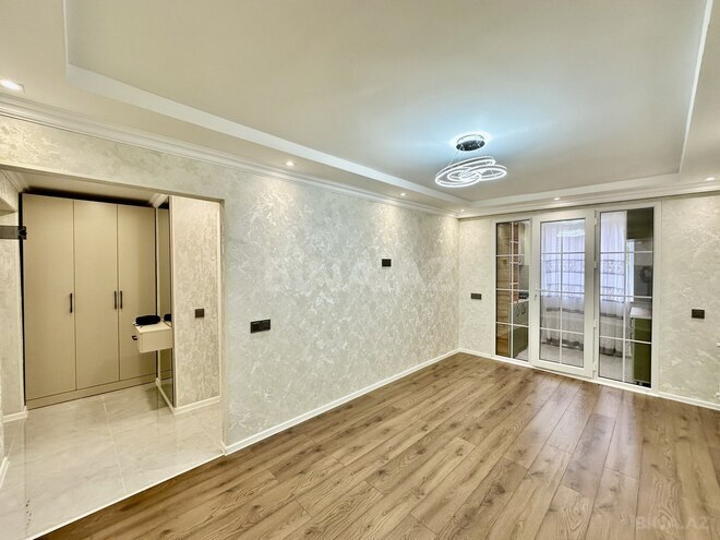 Продаётся 2-комн. вторичка 40 м², м. Кара Караев, photo 1 from 13