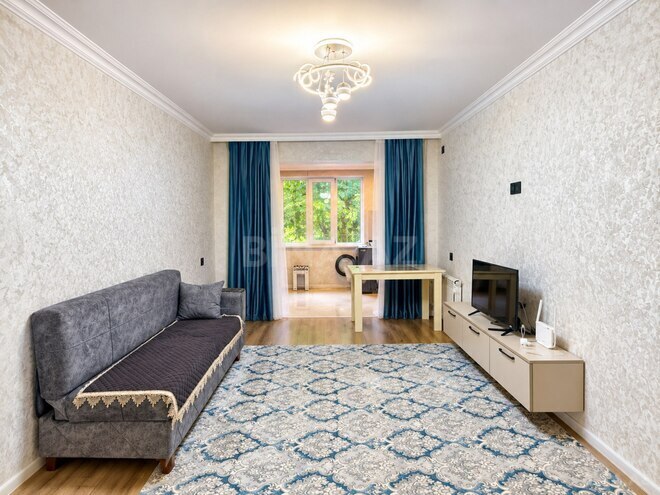 Продается 2-комн. вторичка 40 м², м. Нефтчиляр, photo 1 from 11