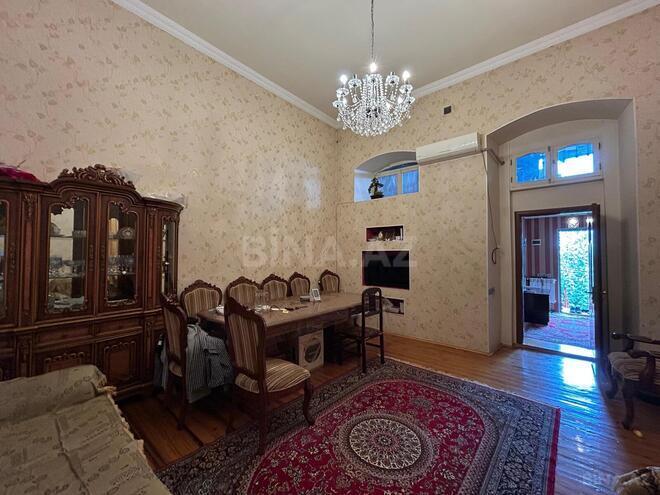 Satılır 4 otaqlı köhnə tikili 120 m², Bayıl q., photo 1 from 16