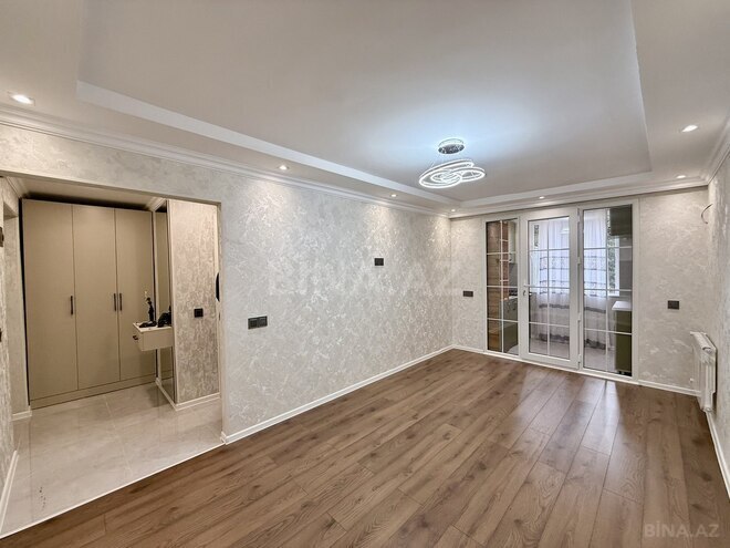 Продается 2-комн. вторичка 40 м², м. Кара Караев, photo 1 from 11