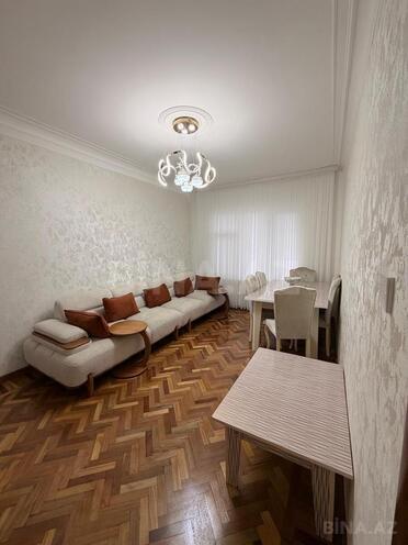 Продается 3-комн. вторичка 70 м², м. Ази Асланов, photo 1 from 16