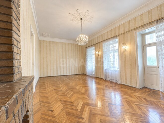 Satılır 3 otaqlı köhnə tikili 120 m², 28 May m., photo 1 from 12