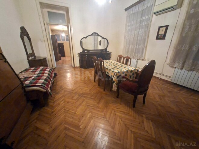 Satılır 2 otaqlı köhnə tikili 70 m², Sahil m., photo 1 from 12