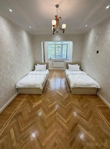 İcarəyə verilir 3 otaqlı köhnə tikili 850 m², İnşaatçılar m., photo 1 from 12