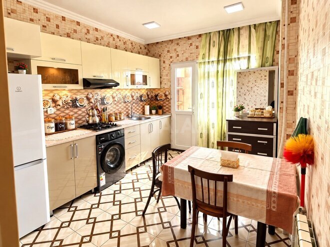 Сдаётся 2-комн. вторичка 65 м², м. Нефтчиляр, photo 1 from 10