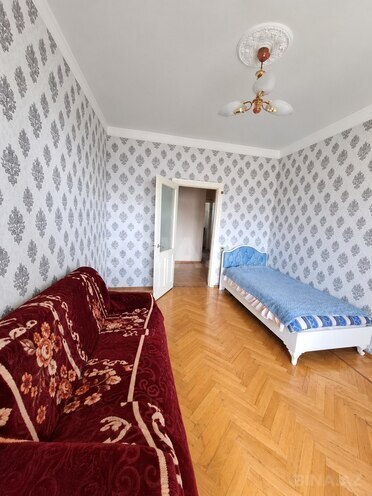 Satılır 2 otaqlı köhnə tikili 61 m², Massiv D q., photo 1 from 9