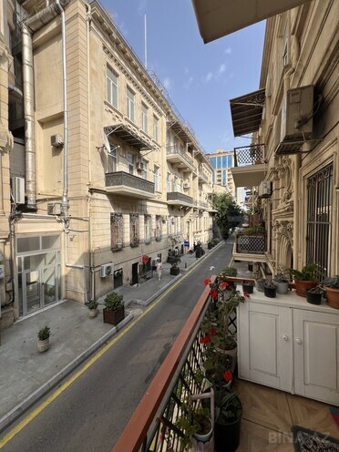 Satılır 5 otaqlı köhnə tikili 140 m², Nizami m., photo 4 from 25