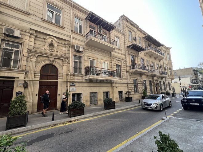 Satılır 5 otaqlı köhnə tikili 140 m², Nizami m., photo 1 from 25