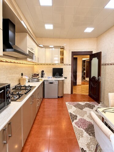 Сдается 3-комн. новостройка 125 м², м. Низами, photo 1 from 16