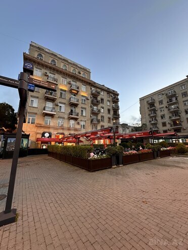 Продаётся 2-комн. вторичка 55 м², м. Низами, photo 1 from 10