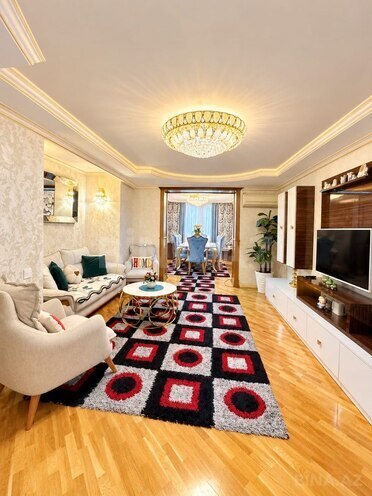 Продается 4-комн. вторичка 135 м², м. Иншаатчылар, photo 1 from 12