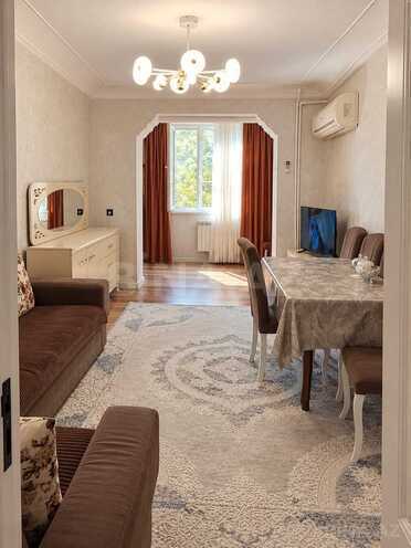 Продается 3-комн. вторичка 70 м², м. Нефтчиляр, photo 1 from 11