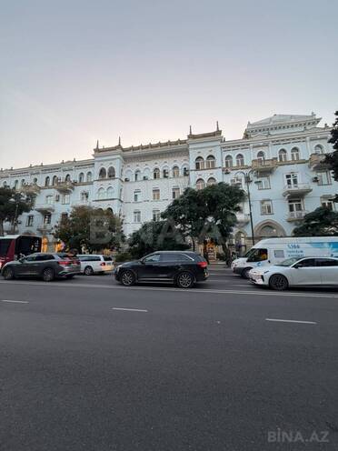 Продается 2-комн. вторичка 65 м², м. Элмляр Академиясы, photo 1 from 15