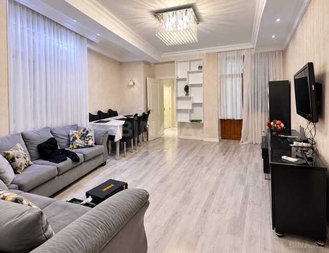 Сдается 3-комн. новостройка 120 м², м. Иншаатчылар, photo 1 from 9