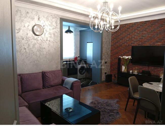 Продается 2-комн. вторичка 42 м², м. Элмляр Академиясы, photo 1 from 11