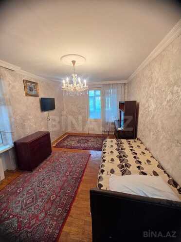 Продается 1-комн. вторичка 35 м², м. Нефтчиляр, photo 1 from 10
