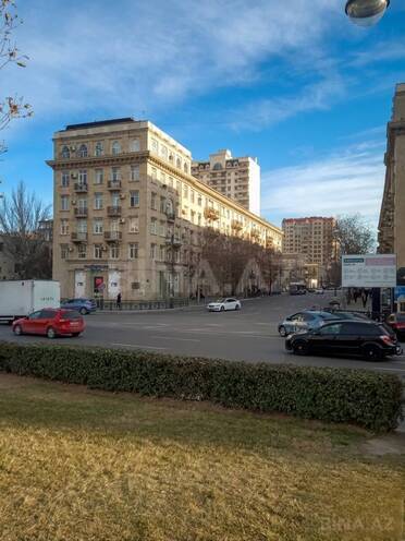 Satılır 2 otaqlı köhnə tikili 75 m², Nizami m., photo 1 from 17