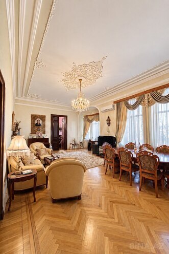 Satılır 5 otaqlı köhnə tikili 210 m², 28 May m., photo 1 from 12