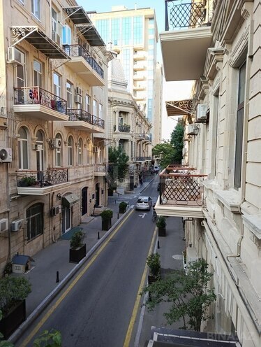 Satılır 2 otaqlı köhnə tikili 50 m², Nizami m., photo 1 from 10