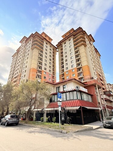 Продаётся 4-комн. новостройка 186 м², м. Кара Караев, photo 1 from 13