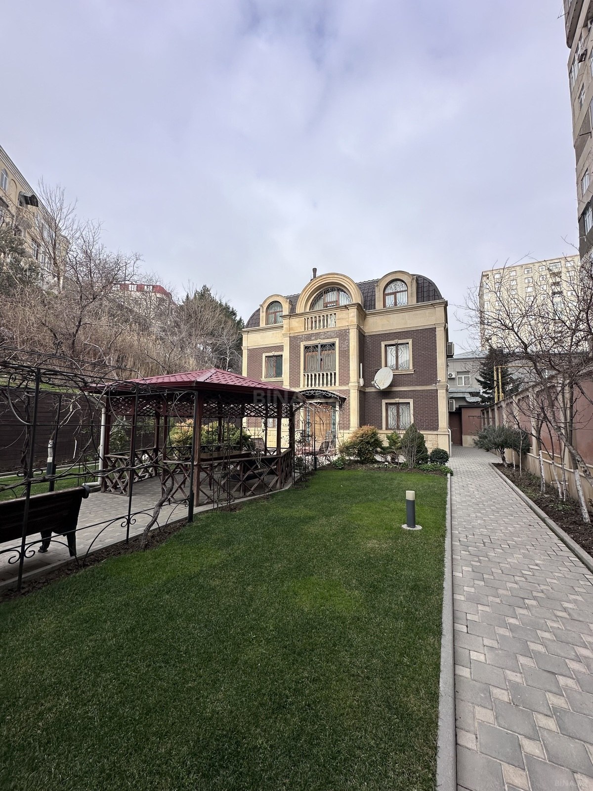 6 otaqlı həyət evi/bağ evi - Badamdar q. - 400 m² (1)