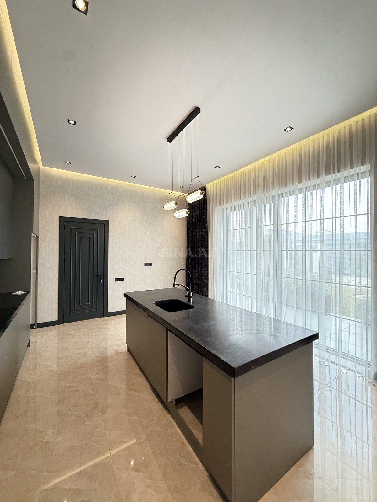 6 otaqlı həyət evi/bağ evi - Şüvəlan q. - 400 m² (16)