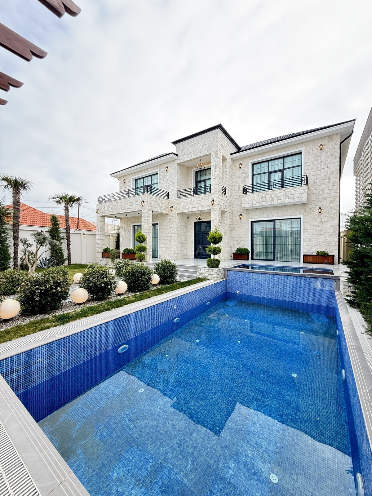 6 otaqlı həyət evi/bağ evi - Şüvəlan q. - 400 m² (1)