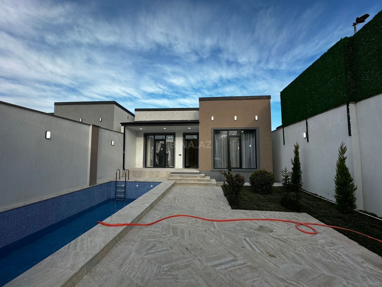 4 otaqlı həyət evi/bağ evi - Şüvəlan q. - 140 m² (1)