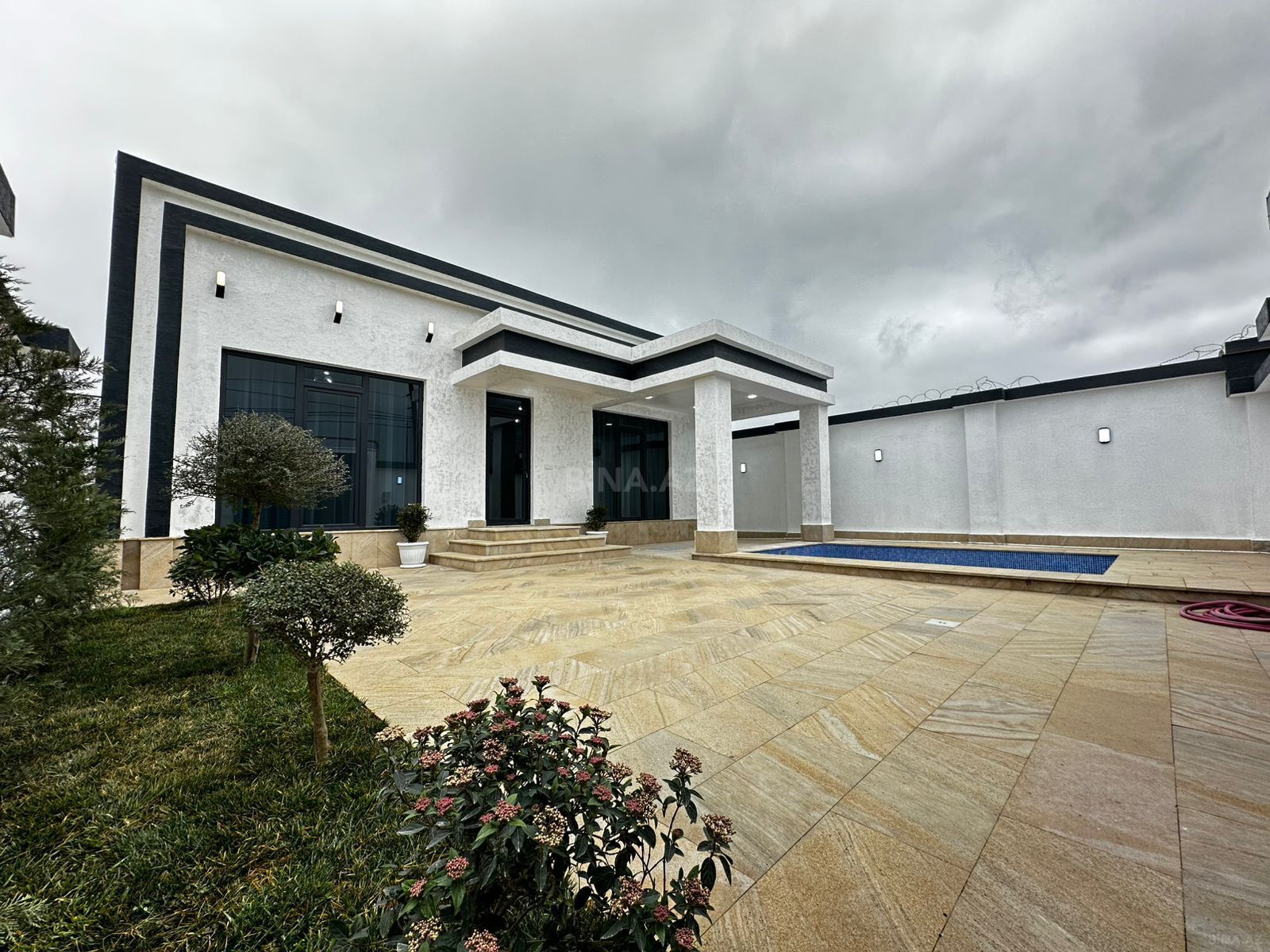 4 otaqlı həyət evi/bağ evi - Şüvəlan q. - 120 m² (1)