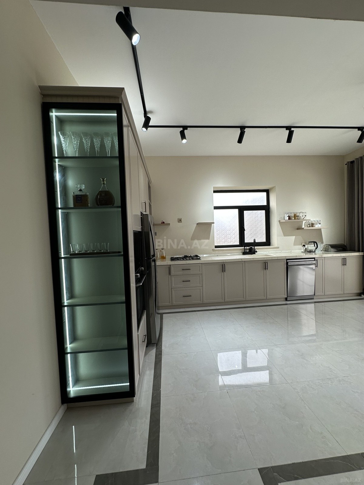 4 otaqlı həyət evi/bağ evi - Novxanı q. - 250 m² (14)