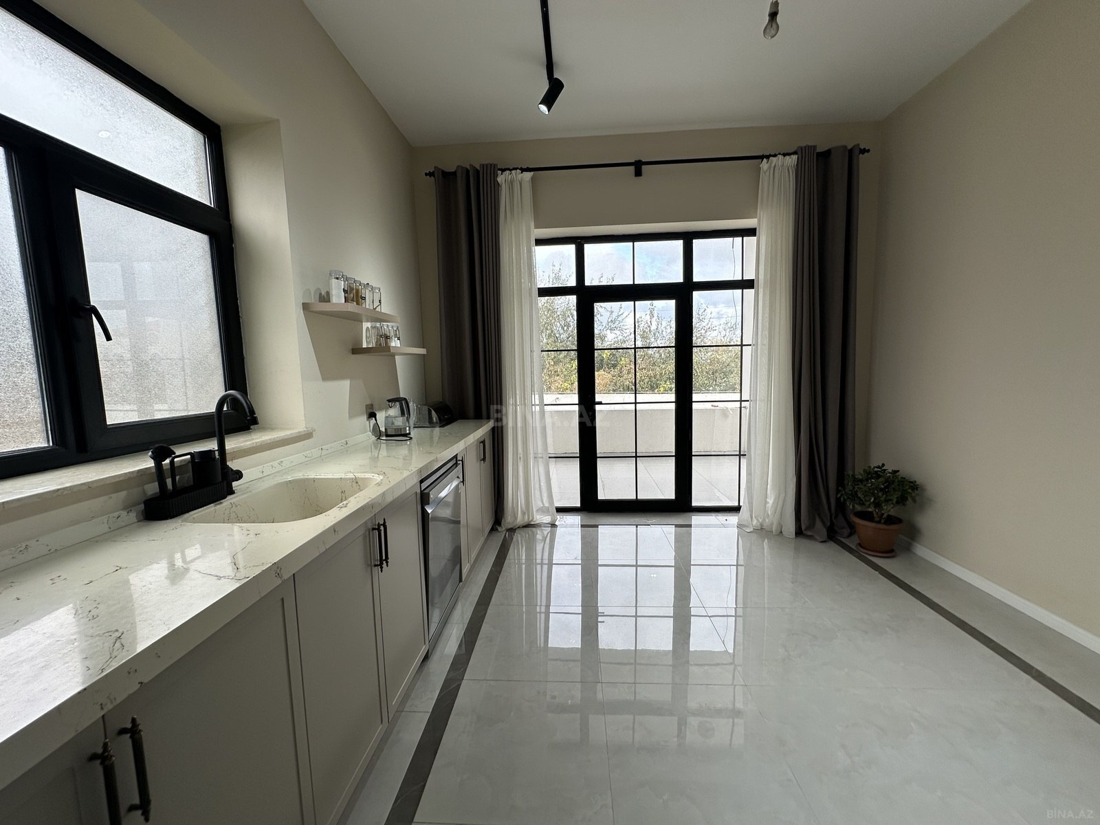 4 otaqlı həyət evi/bağ evi - Novxanı q. - 250 m² (16)