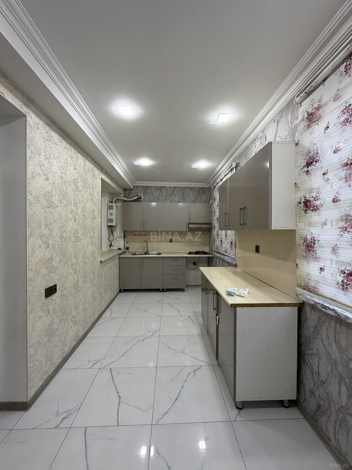 3 otaqlı Köhnə tikili, Bakıxanov q., Bakı