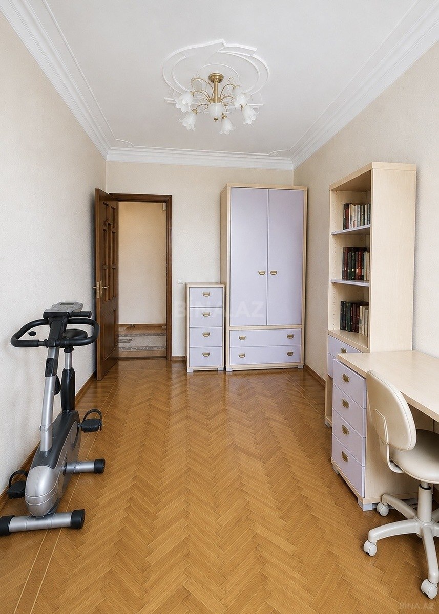3 otaqlı Köhnə tikili, Qara Qarayev m., Bakı