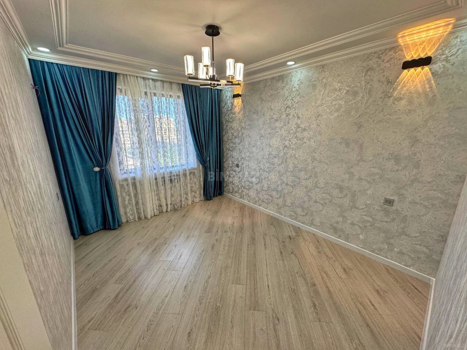 3 otaqlı Köhnə tikili, Xalqlar Dostluğu m., Bakı