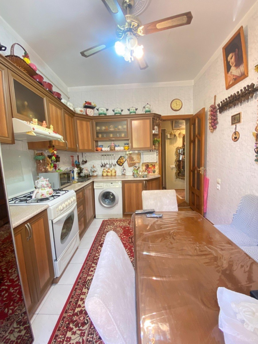3 otaqlı Köhnə tikili, Qara Qarayev m., Bakı