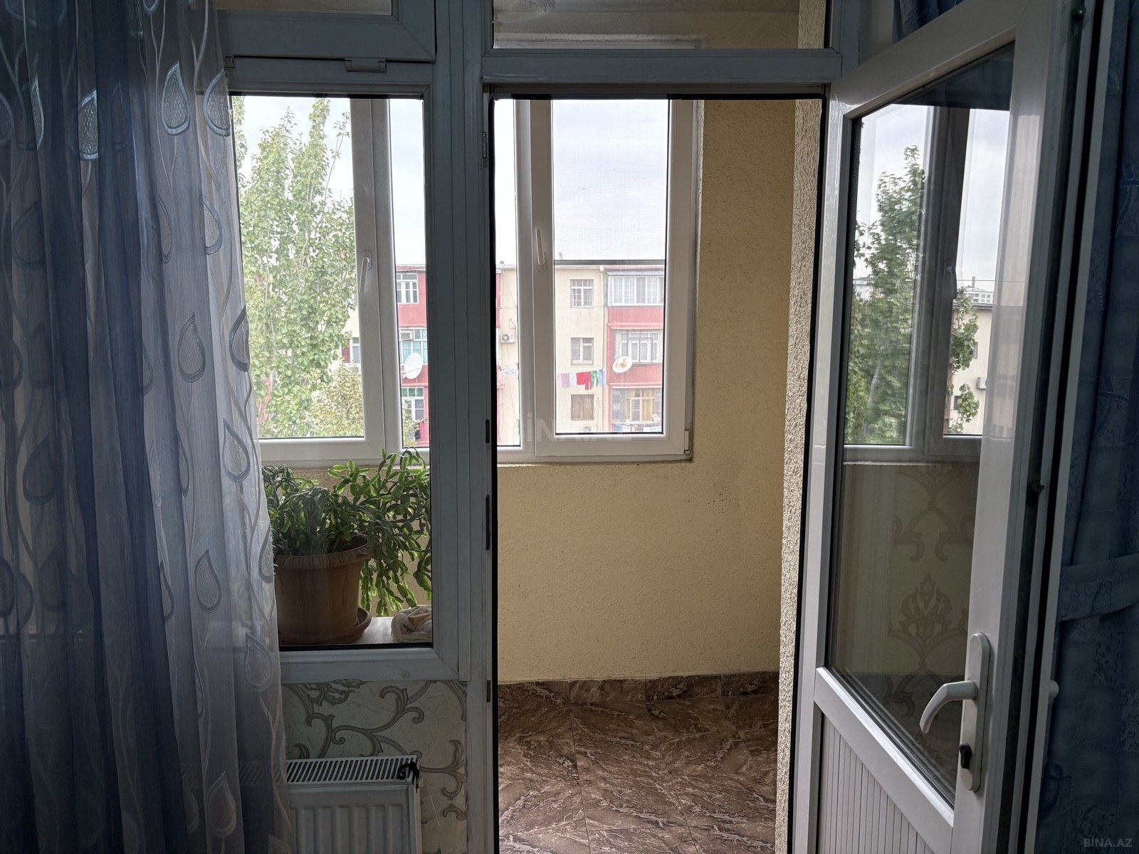 3 otaqlı Köhnə tikili, Xalqlar Dostluğu m., Bakı