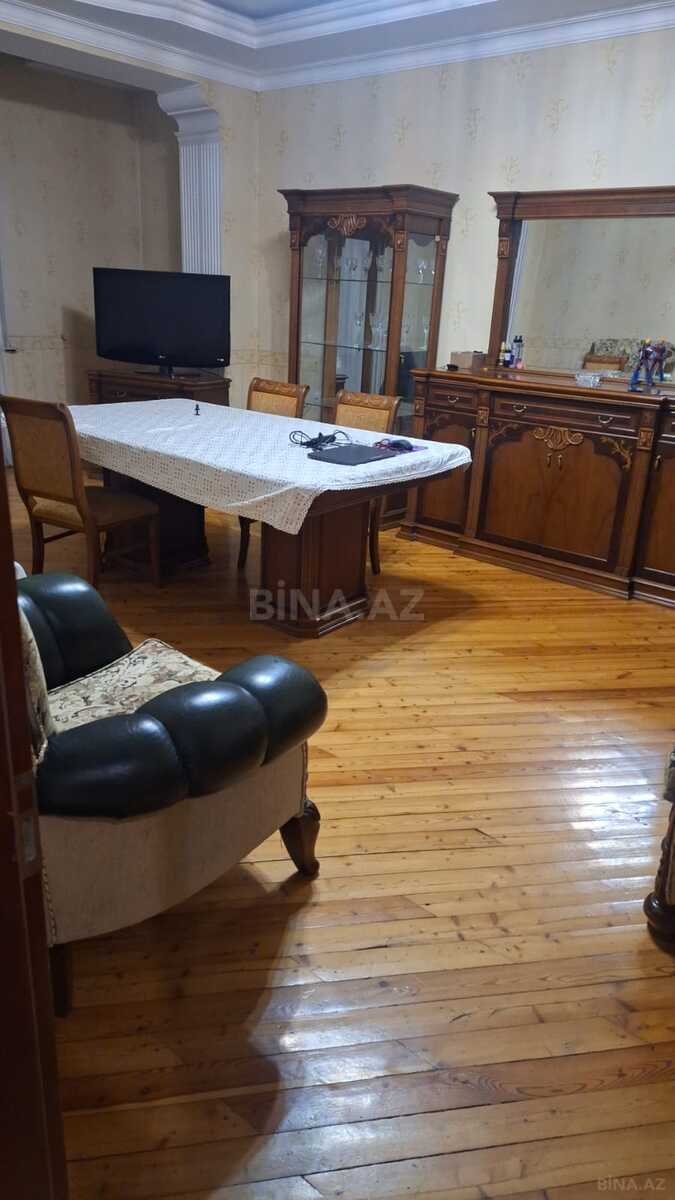 3 otaqlı Köhnə tikili, Koroğlu m., Bakı