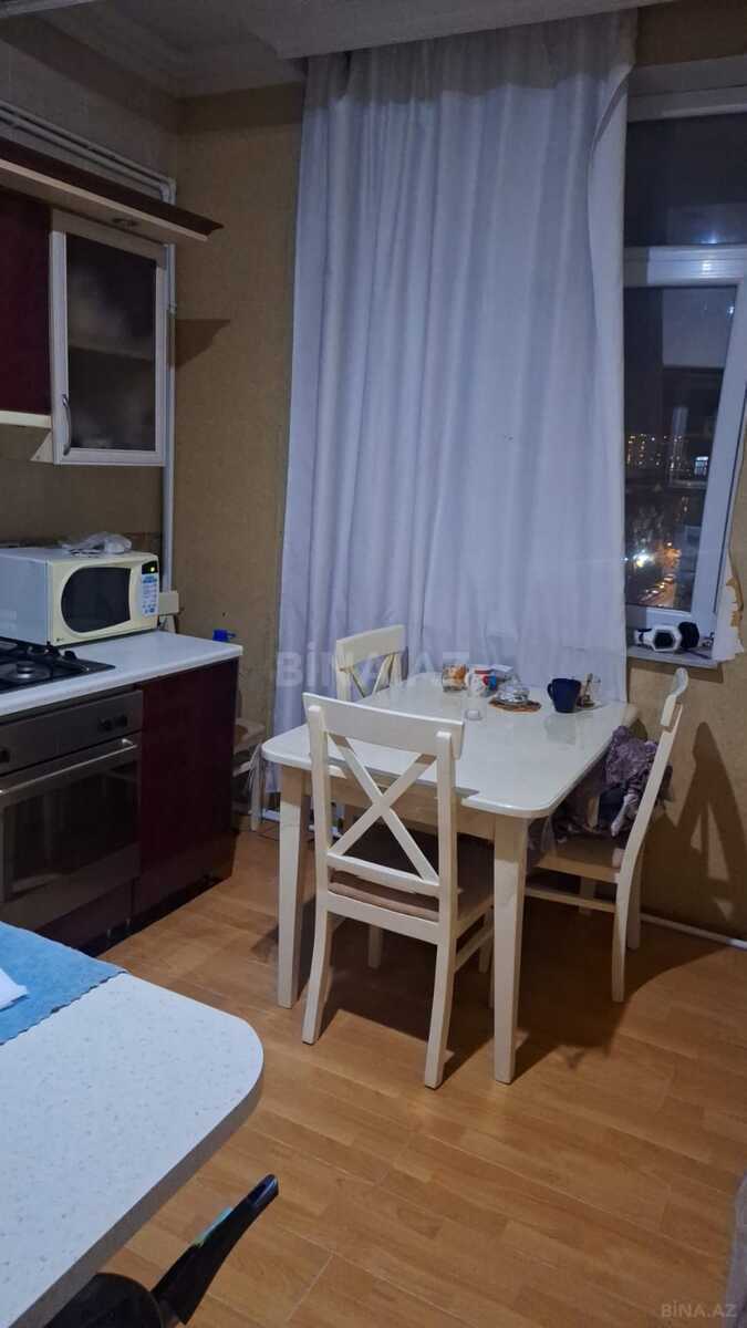 3 otaqlı Köhnə tikili, Koroğlu m., Bakı