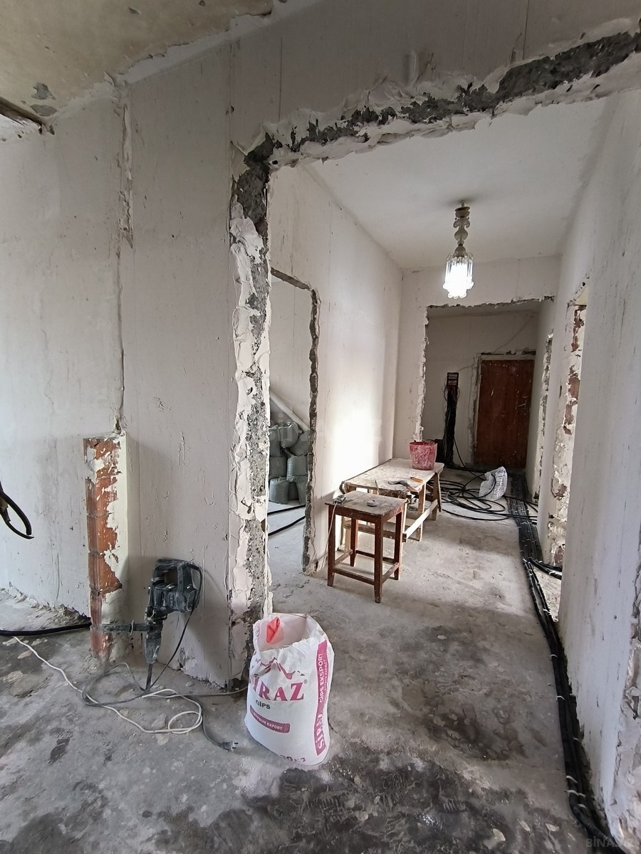 5 otaqlı Köhnə tikili, Xalqlar Dostluğu m., Bakı