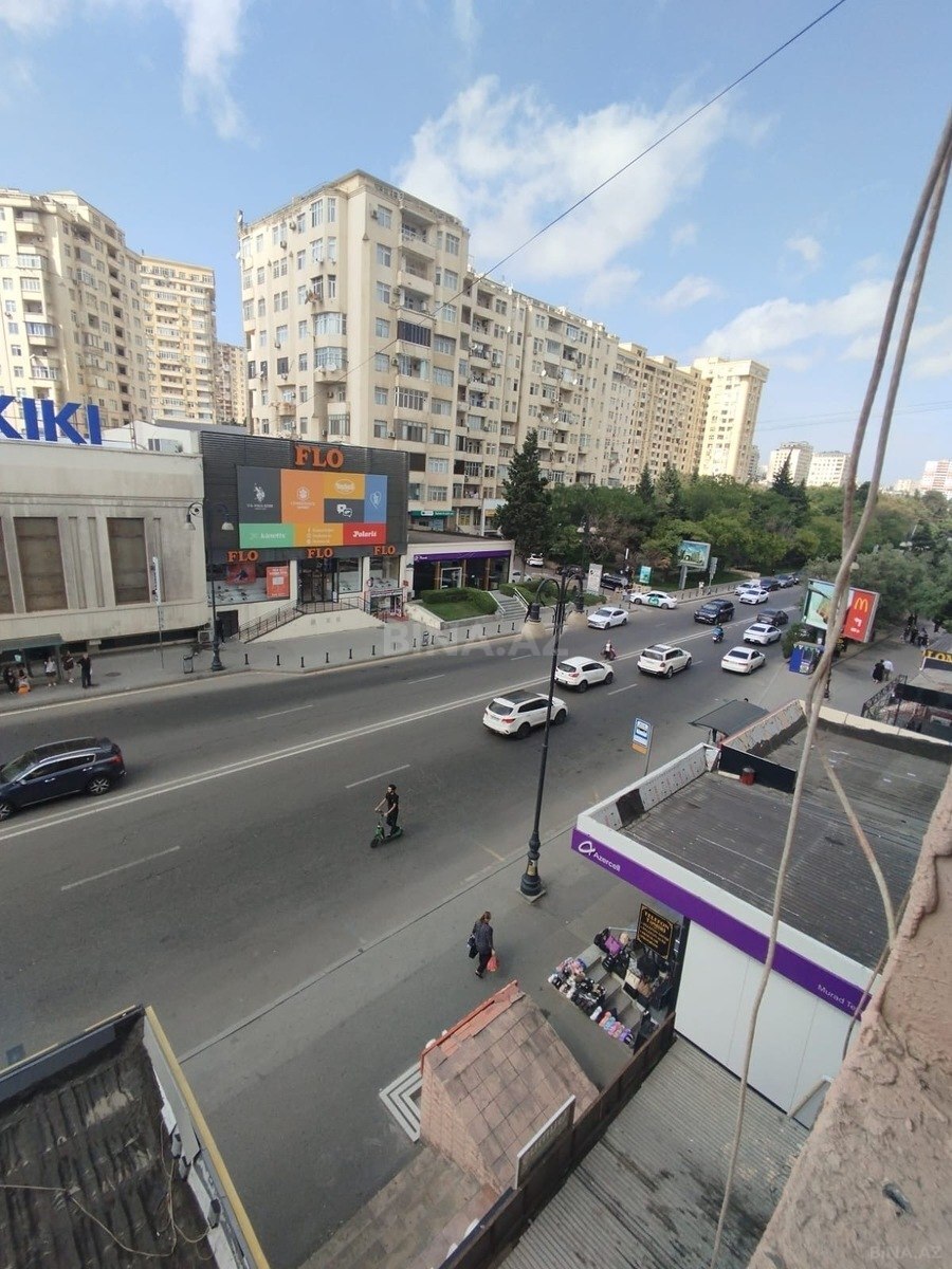 3 otaqlı Köhnə tikili, Memar Əcəmi m., Bakı