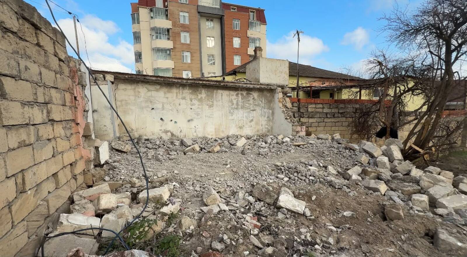 Torpaq Bakıxanov q., Bakı