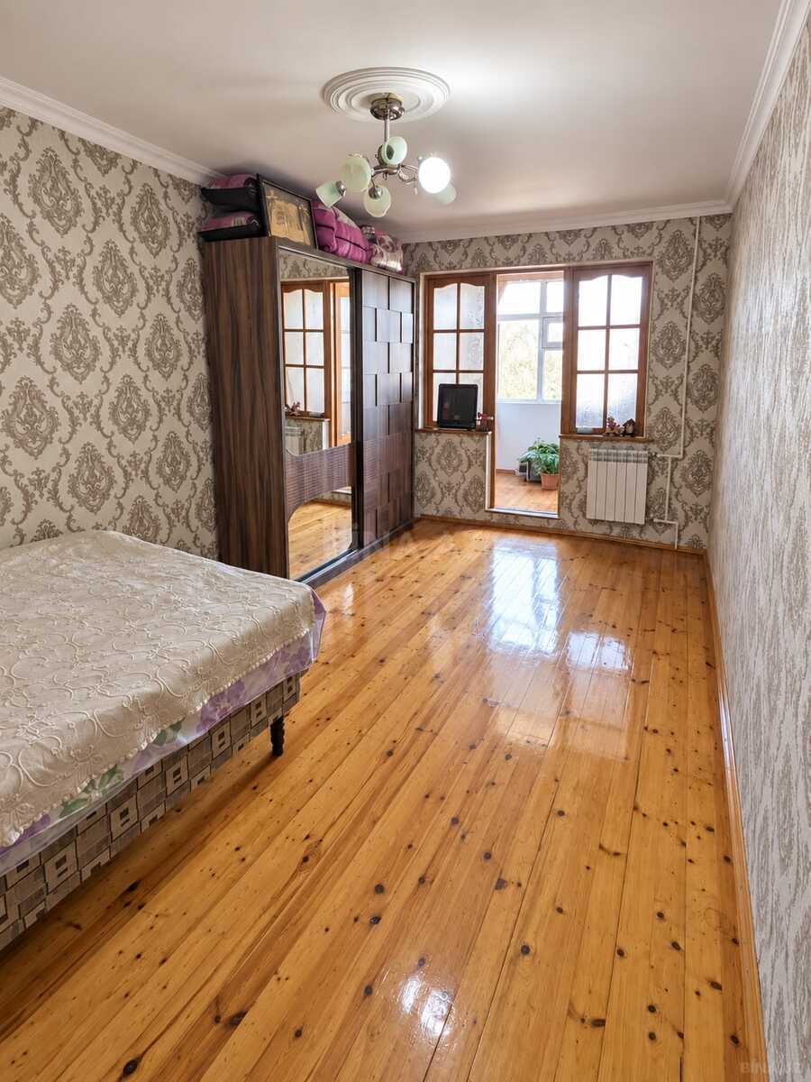4 otaqlı Köhnə tikili, Xalqlar Dostluğu m., Bakı