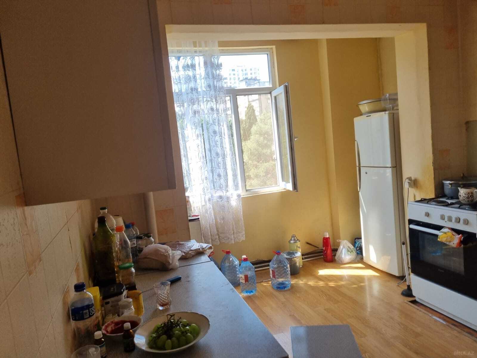 3 otaqlı Köhnə tikili, Memar Əcəmi m., Bakı